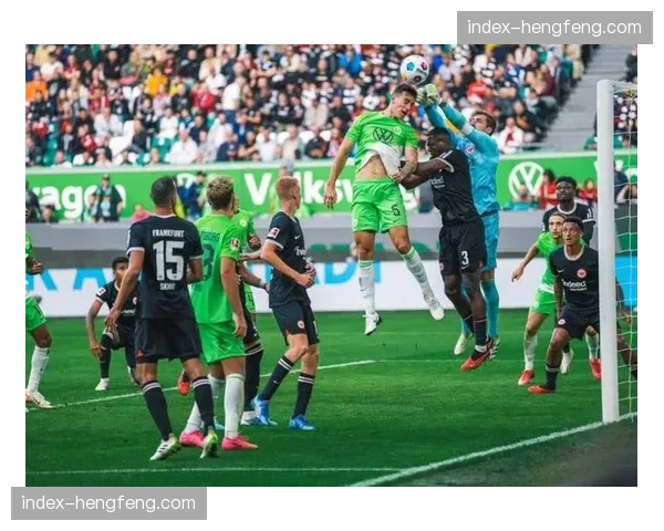 复盘沃尔夫斯堡的失球：一次区域防守交接不清，导致对手前锋在禁区内被漏盯