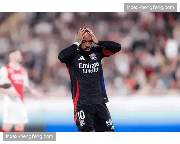 官方：里昂前锋拉卡泽特因腿筋伤势将缺席接下来两轮联赛
