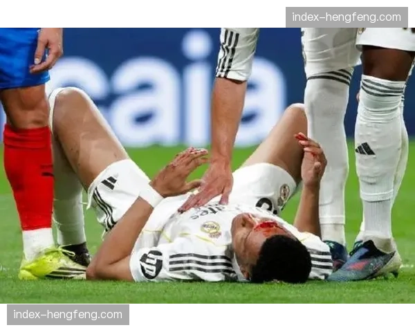 姆巴佩第88分钟遭肘击，VAR复核后示意没有点球引争议